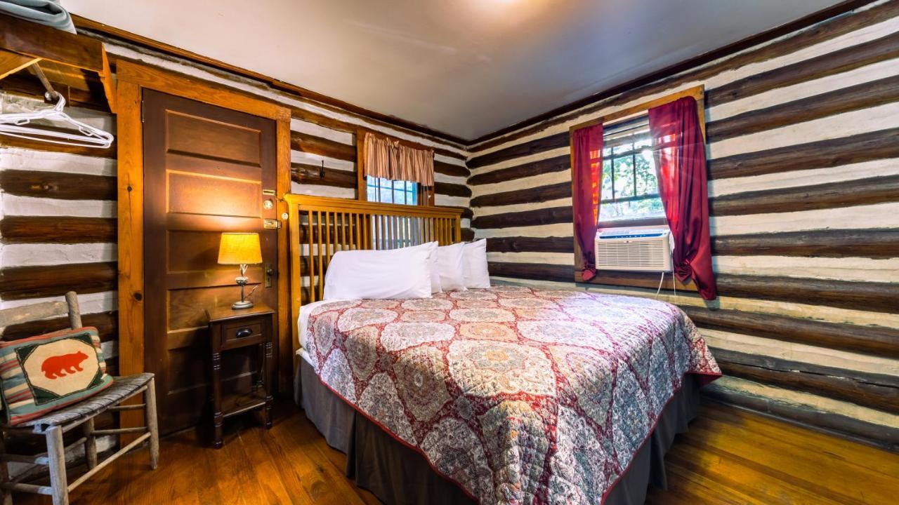 Log Cabin Motor Court Asheville Exterior photo